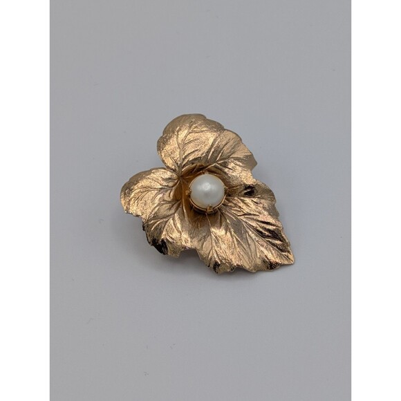 Sarah Coventry Jewelry - Vintage 1960s Sarah Coventry Small Leaf Faux Pearl Pin Brooch Gold Tone Textured